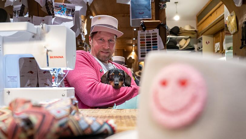 Der ehemalige Eishockey-Profispieler und jetzige Hutmacher Patrick Köppchen sitzt mit Hundedame Heidi in seinem Atelier und Ladengeschäft „Fatzke“ in der Innenstadt.