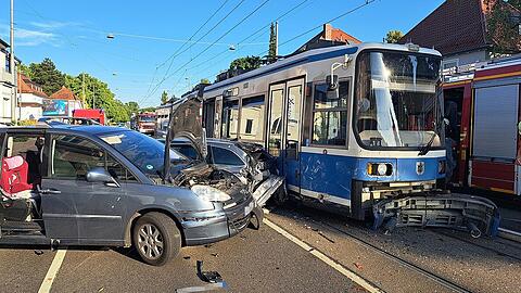 Am Dienstag sind zwei Autos in eine Tram in Nymphenburg gekracht.