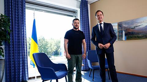 Wolodymyr Selenskyj (l.) trifft den niederländischen Ministerpräsidenten Mark Rutte.