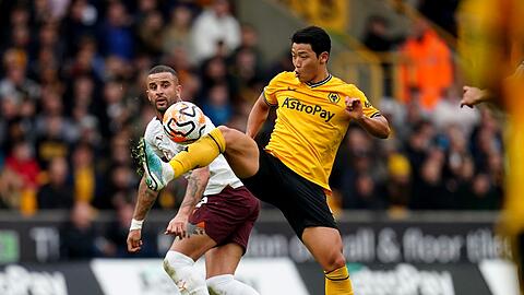 Hwang Hee-Chan (r) von Wolverhampton Wanderers soll diskriminierend beleidigt worden sein.