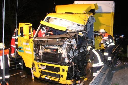 Das Fahrerhaus des Lkw wurde bei dem Zusammenstoß komplett zerstört.