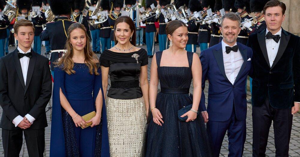 Mit-Hund-und-Tanzeinlage-D-nische-Royals-schm-cken-Weihnachtsbaum