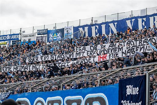 "Egal ob 3x am Stadtrand oder ein Stadion mit erfundenem Namen - eine Heimat mit Identit&auml;t werdet ihr nie haben!", so die Botschaft der Westkurve an die Bayern-Fans.
