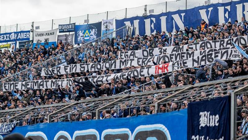 "Egal ob 3x am Stadtrand oder ein Stadion mit erfundenem Namen - eine Heimat mit Identit&auml;t werdet ihr nie haben!", so die Botschaft der Westkurve an die Bayern-Fans.