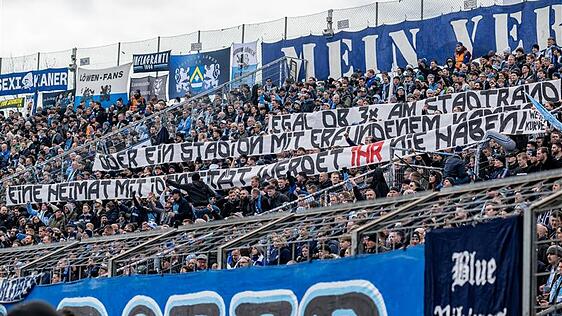 "Egal ob 3x am Stadtrand oder ein Stadion mit erfundenem Namen - eine Heimat mit Identit&auml;t werdet ihr nie haben!", so die Botschaft der Westkurve an die Bayern-Fans.