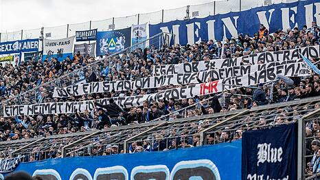 "Egal ob 3x am Stadtrand oder ein Stadion mit erfundenem Namen - eine Heimat mit Identit&auml;t werdet ihr nie haben!", so die Botschaft der Westkurve an die Bayern-Fans.