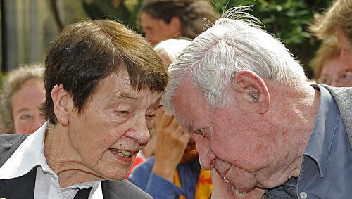 Helmut Schmidt mit seiner Loki. Die Gattin des Altkanzlers verstarb in der Nacht zum Donnerstag. Helmut Schmidt mit seiner Loki. Die Gattin des Altkanzlers verstarb in der Nacht zum Donnerstag.