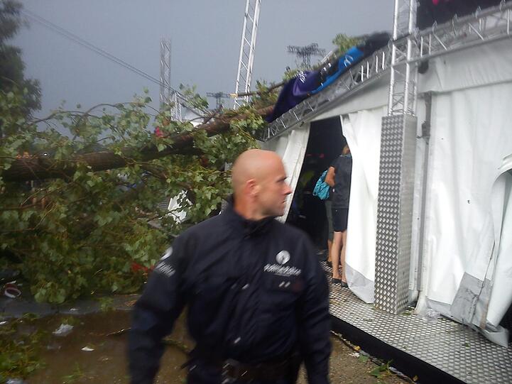 Die Festivalbesucher verlassen das Gelände: Am 18.08.2011 war der Teil einer Bühne nach einem Sturm zusammengebrochen. Drei Menschen wurden getötet, Elf wurden schwerverletzt.