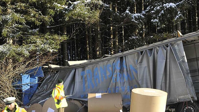 Zwei Stunden später: Der zweite Papierunfall heute auf der A8. Zwei Stunden später: Der zweite Papierunfall heute auf der A8.
