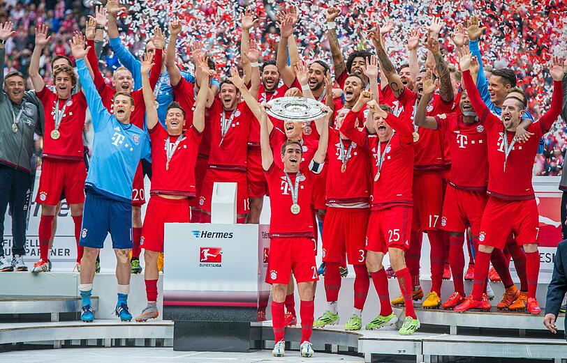 TOM STARKE &ndash; NOTE 3.

Der Schalenschunkler: Nahm sich ein Beispiel an Rode bei &rdquo;Forever Number One&rdquo;. Allerdings nicht Lahm, sondern die Schale im Arm. Als routinierter Feiermeister immer wieder als Fotograf im Einsatz.