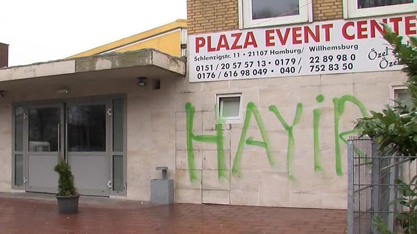 Der geplante Auftrittsort wurde beschmiert. Mit grüner Farbe steht das türkische Wort "Hayir" ("Nein") auf den Wänden des Plaza Event Centers in Hamburg.