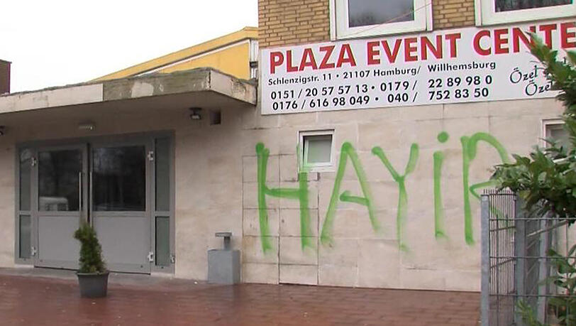 Der geplante Auftrittsort wurde beschmiert. Mit grüner Farbe steht das türkische Wort "Hayir" ("Nein") auf den Wänden des Plaza Event Centers in Hamburg. Der geplante Auftrittsort wurde beschmiert. Mit grüner Farbe steht das türkische Wort "Hayir" ("Nein") auf den Wänden des Plaza Event Centers in Hamburg.