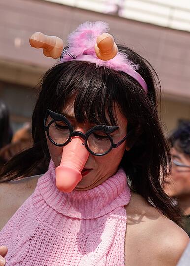 So feiern die Menschen in Japan das "fest des stählernen Penisses".
