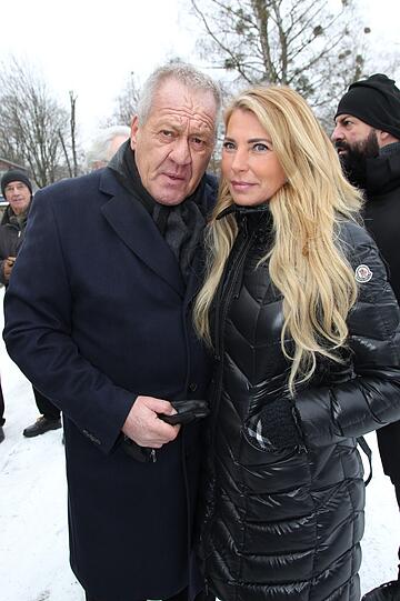 Unter den Gästen: Wirt Hugo Bachmaier und DJane Giulia Siegel.
