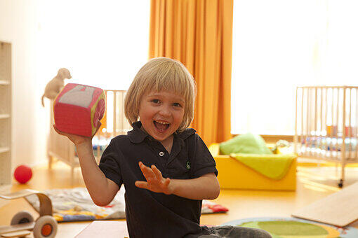 Kinder zwischen 9 Wochen und 6 Jahren finden im Minihaus Aufnahme - geöffnet ist jedes Minihaus München wochentags von 7:00 bis 19:00 Uhr.