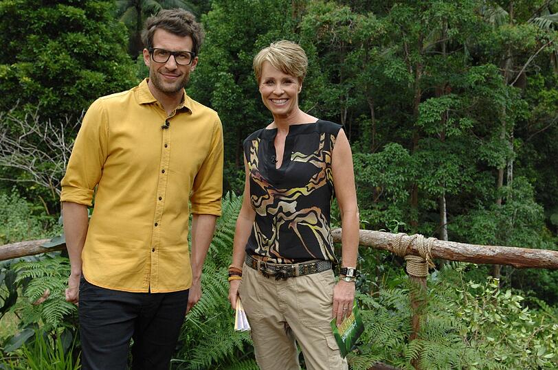 Larissa und Mola werden herzlich von Sonja Zietlow und Daniel Hartwich begrüßt.