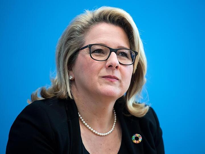 Svenja Schulze (SPD), Bundesumweltministerin, spricht auf einer Pressekonferenz. Foto: Bernd von Jutrczenka/dpa Pool/dpa