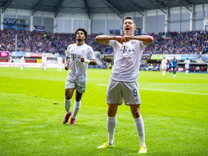 Robert Lewandowski (r) und Serge Gnabry trafen für die Bayern in Paderborn.