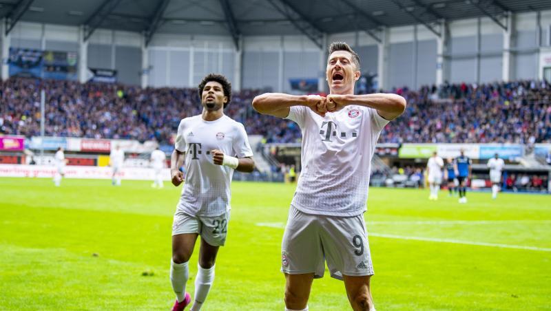 Robert Lewandowski (r) und Serge Gnabry trafen für die Bayern in Paderborn. Robert Lewandowski (r) und Serge Gnabry trafen für die Bayern in Paderborn.
