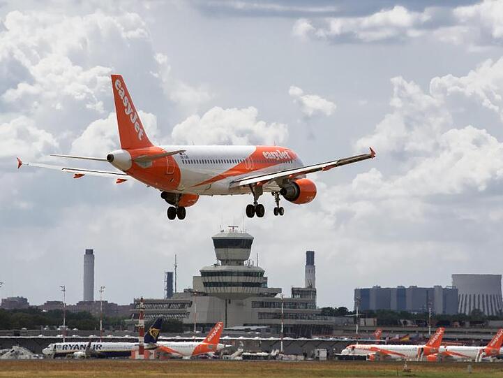 Eine Easyjet-Maschine landet auf dem Flughafen Tegel.