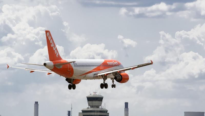 Eine Easyjet-Maschine landet auf dem Flughafen Tegel. Eine Easyjet-Maschine landet auf dem Flughafen Tegel.