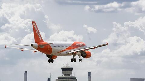 Eine Easyjet-Maschine landet auf dem Flughafen Tegel.
