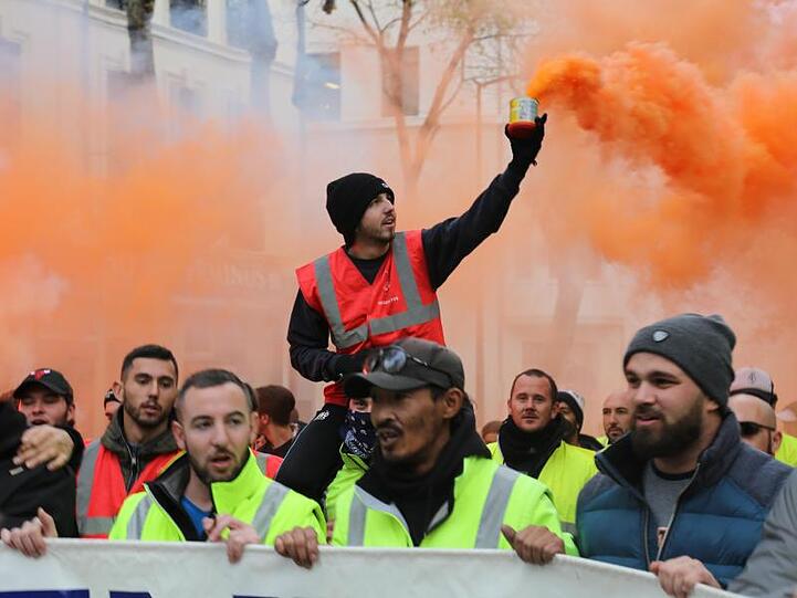 In Marseille protestieren Demonstranten gegen die geplante Rentenreform von Präsident Macron.