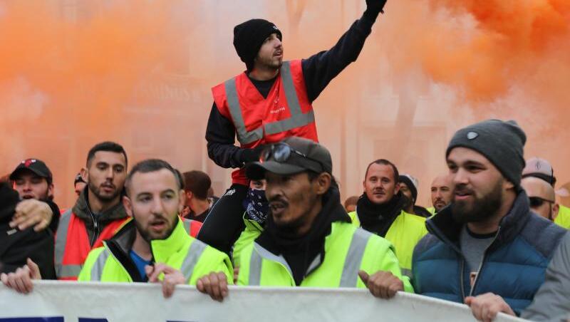 In Marseille protestieren Demonstranten gegen die geplante Rentenreform von Präsident Macron. In Marseille protestieren Demonstranten gegen die geplante Rentenreform von Präsident Macron.