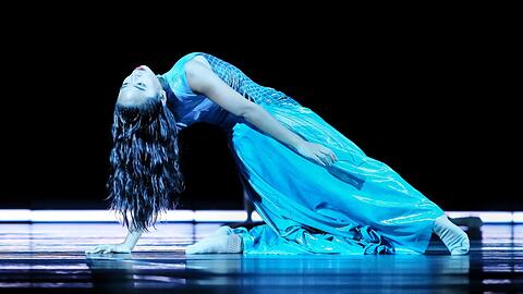 Ein Ensemblemitglied des Gärtnerplatzballetts in "Undine - ein Traumballett".