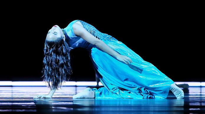 Ein Ensemblemitglied des Gärtnerplatzballetts in "Undine - ein Traumballett".