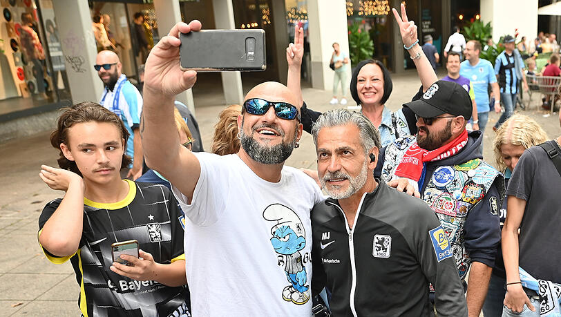 Besuchte die Fans in der Ulmer Innenstadt: Löwen-Coach Maurizio Jacobacci. Besuchte die Fans in der Ulmer Innenstadt: Löwen-Coach Maurizio Jacobacci.