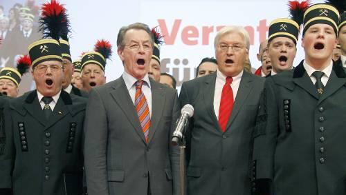 Vereint im Gesang: Franz Müntefering, Frank-Walter Steinmeier. Vereint im Gesang: Franz Müntefering, Frank-Walter Steinmeier.