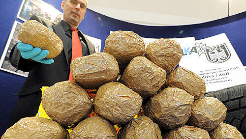 Rund 20 Kilo Heroin im Wert von etwa drei Millionen Euro wurden von den Fahndern sicher gestellt. Rund 20 Kilo Heroin im Wert von etwa drei Millionen Euro wurden von den Fahndern sicher gestellt.