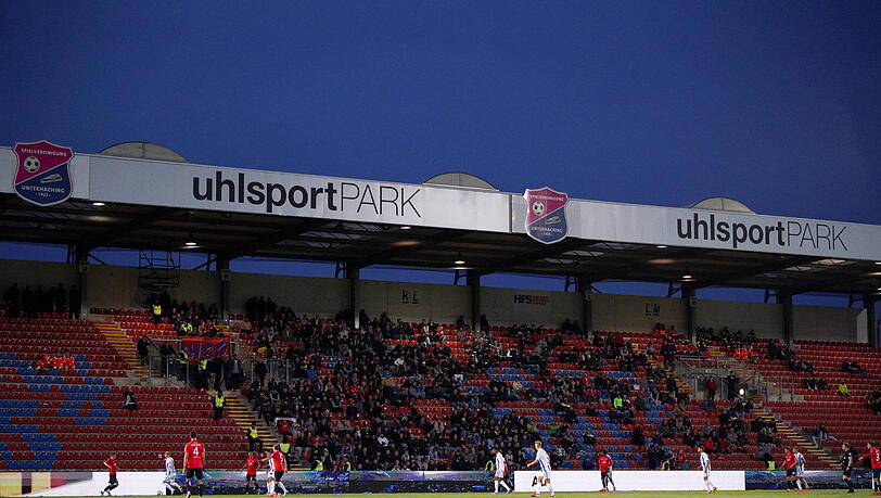 Der Uhlsport-Park im Flutlicht. Der Uhlsport-Park im Flutlicht.