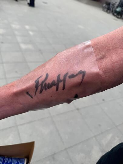 Dieses Autogramm will sich der 60-jährige Tom am gleichen Tag tätowieren lassen. Dieses Autogramm will sich der 60-jährige Tom am gleichen Tag tätowieren lassen.