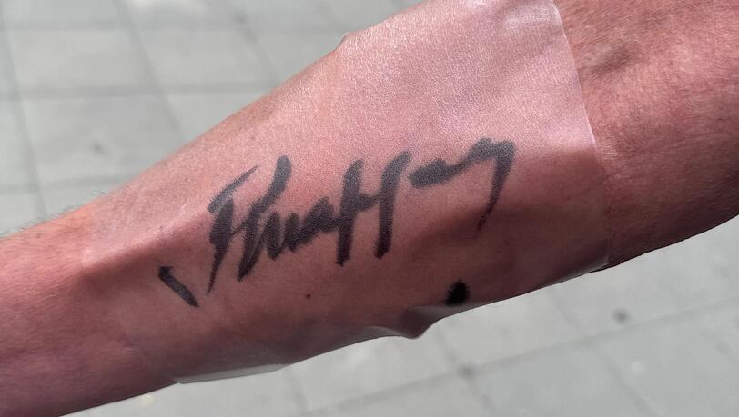 Dieses Autogramm will sich der 60-jährige Tom am gleichen Tag tätowieren lassen. Dieses Autogramm will sich der 60-jährige Tom am gleichen Tag tätowieren lassen.