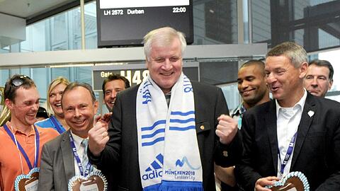Kurz vorm Abflug nach Durban: Ministerpräsident Horst Seehofer steht zusammen mit Sportlern und Politikern am Gate im Flughafen in München und ballt die Fäuste.