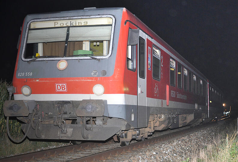 Ein Rollerfahrer und ein Zug prallen bei Mühldorf aufeinander: Der Zweiradfahrer kommt ohne Verletzungen davon