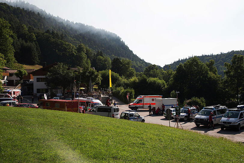 "Auf Grund der Einsatzlage wurde durch das Landratsamt Berchtesgadener Land der Katastrophenfall ausgerufen", meldete die Polizei am frühen Sonntagnachmittag. Hier sehen Sie die Bilder vom Kampf gegen die Flammen bei Bad Reichenhall.