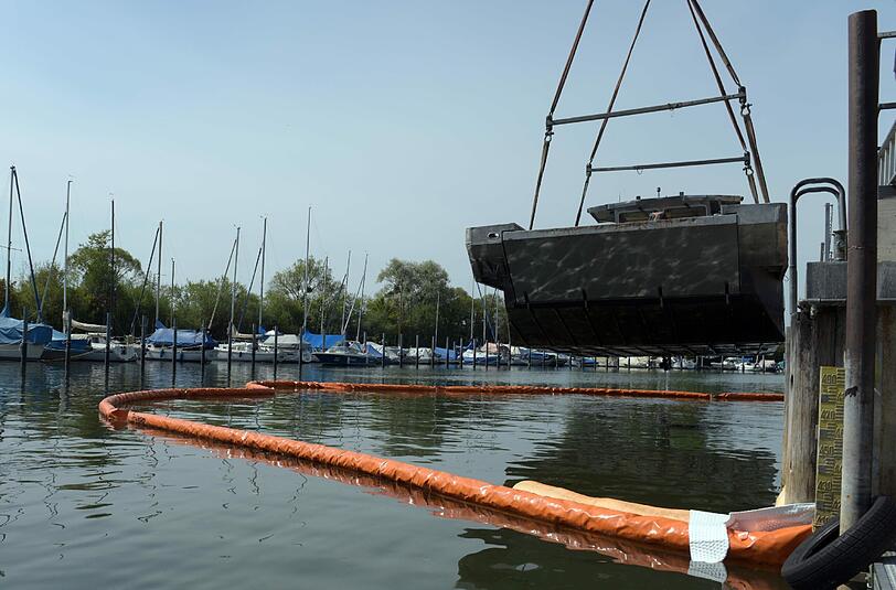 Mit zwei Autokränen wurde das havarierte Boot schließlich aus dem See geborgen und ausgepumpt.