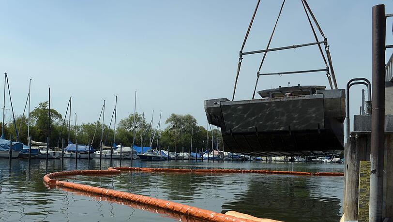 Mit zwei Autokränen wurde das havarierte Boot schließlich aus dem See geborgen und ausgepumpt. Mit zwei Autokränen wurde das havarierte Boot schließlich aus dem See geborgen und ausgepumpt.