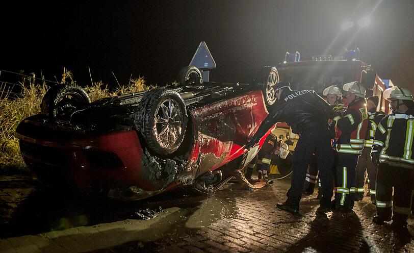 Mit einem Stahlseil holte die Feuerwehr das Auto zurück an Land.
