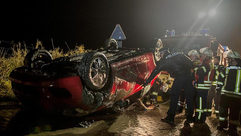 Mit einem Stahlseil holte die Feuerwehr das Auto zurück an Land.
