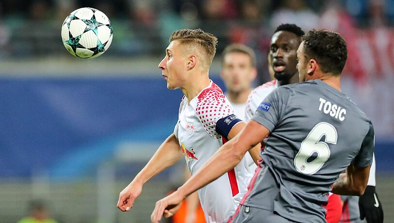 Szene aus dem Spiel zwischen RB Leipzig und Besiktas Istanbul. Am Rande kam es zu dem tödlichen Zusammenbruch eines Zuschauers. Szene aus dem Spiel zwischen RB Leipzig und Besiktas Istanbul. Am Rande kam es zu dem tödlichen Zusammenbruch eines Zuschauers.