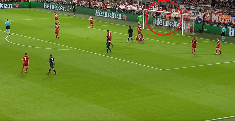 Bayern-Keeper Sven Ulreich (im grünen Trikot) fordert den Ball, der Balljunge (im roten Kreis) gibt ihn sofort raus.