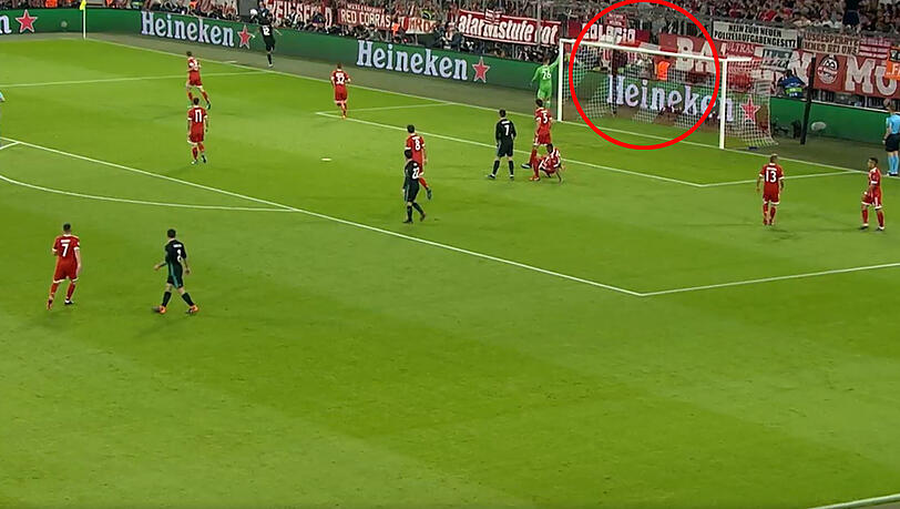 Bayern-Keeper Sven Ulreich (im grünen Trikot) fordert den Ball, der Balljunge (im roten Kreis) gibt ihn sofort raus. Bayern-Keeper Sven Ulreich (im grünen Trikot) fordert den Ball, der Balljunge (im roten Kreis) gibt ihn sofort raus.
