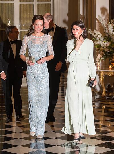 Abendessen in der britischen Botschaft in Paris. Herzogin Kate geht im bodenlangen, mit Pailletten bestickten Chiffonkleid, neben Anne Llewellyn, der Frau des britischen Botschafters.