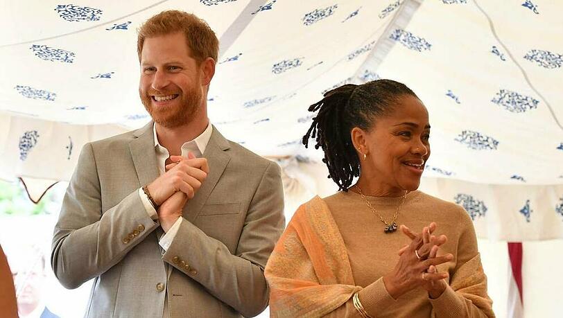 Im September 2018 war Doria Ragland zu Besuch in Großbritannien und begleitete Herzogin Meghan und Prinz Harry bei einem offiziellen Termin Im September 2018 war Doria Ragland zu Besuch in Großbritannien und begleitete Herzogin Meghan und Prinz Harry bei einem offiziellen Termin