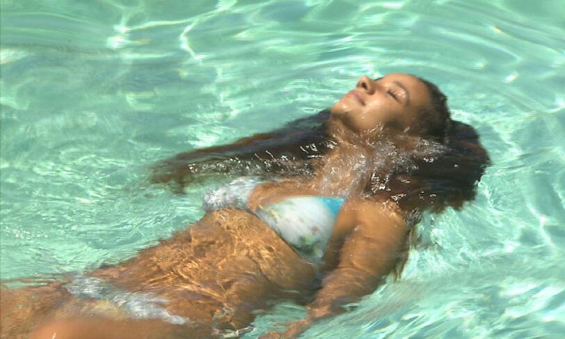 Gabby erholt sich im Hotel-Pool.