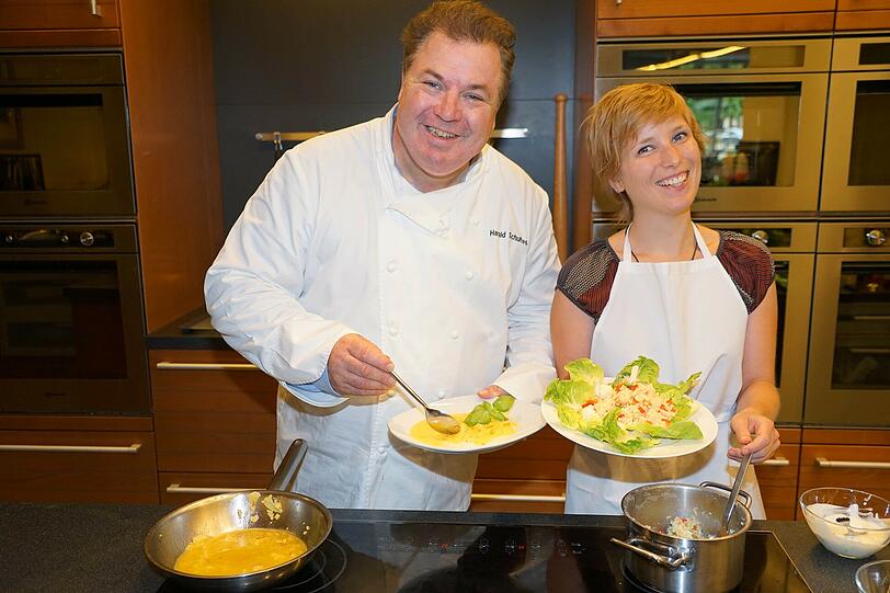 Gemüse macht gute Laune: Koch Harald Schultes mit einem Safran-Fenchel. AZ-Redakteurin Sophie Anfang hat einen Bulgur-Salat vorbereitet.